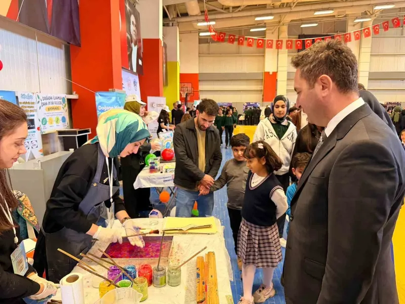 Erciş’te Bilim Şenliği: Öğretmen çiftin öncülüğünde genç zihinler bilimle parladı