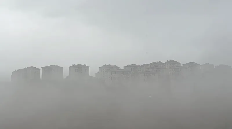 Yüksekova’da yoğun sis etkisini sürdürüyor