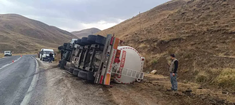 Hakkari’de virajı alamayan tanker devrildi