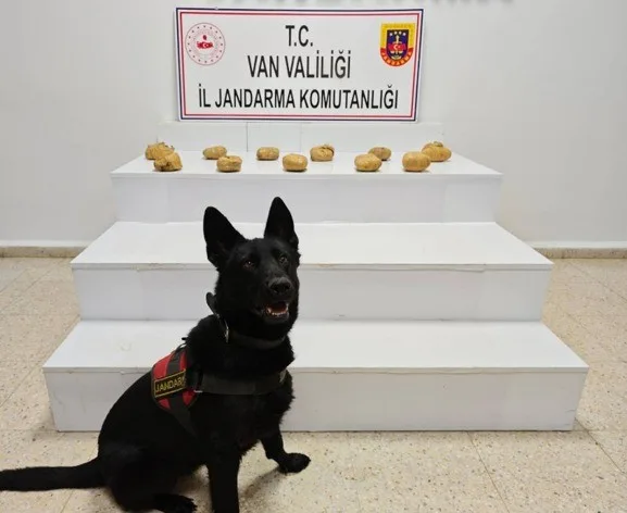 Başkale’de çuvalda 11 kilo uyuşturucu ele geçirildi