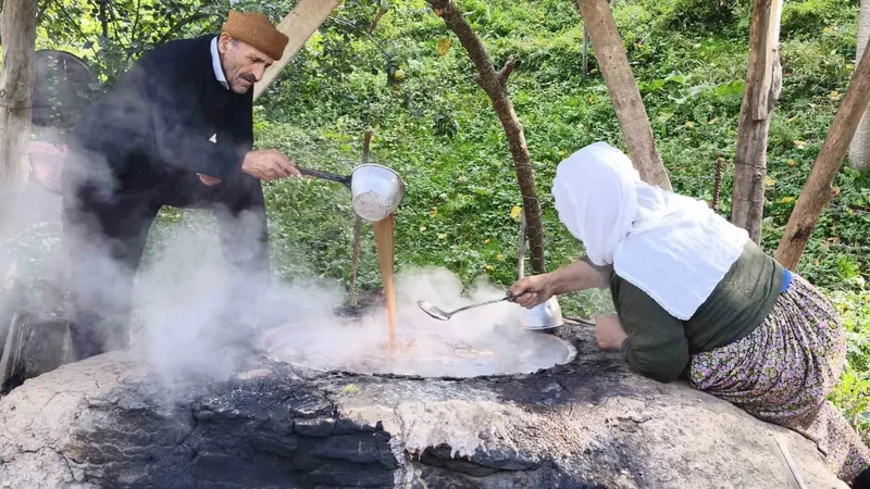 Hizan’da Üzümden doğal pekmez üretiyorlar