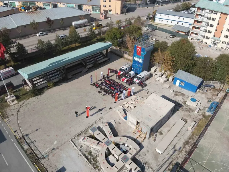 Van’da 23 Ekim Depremi’nin 15. yılında hayatını kaybedenler anıldı