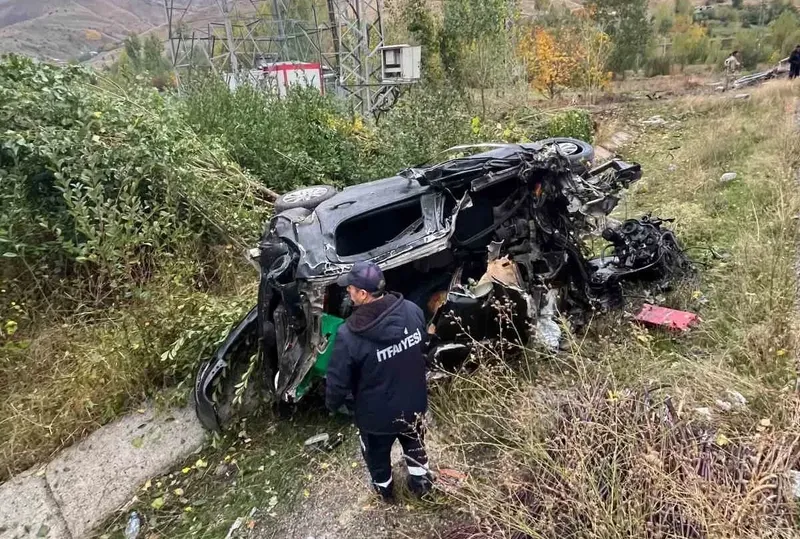 Van’da otomobil hurdaya döndü: 1 ölü