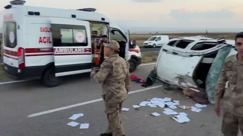 Patnos’ta feci kaza: 7 kişinin bulunduğu araç takla attı