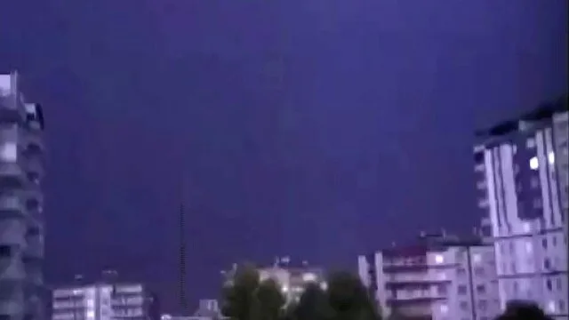 Diyarbakır'da iki apartmana yıldırım isabet etti