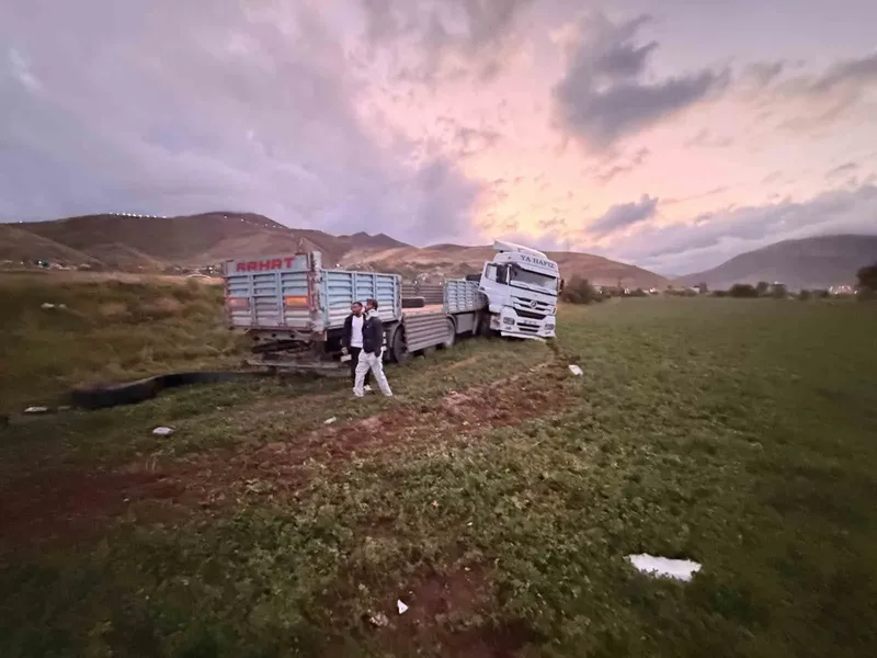 Van’da tır şarampole yuvarlandı: 2 yaralı