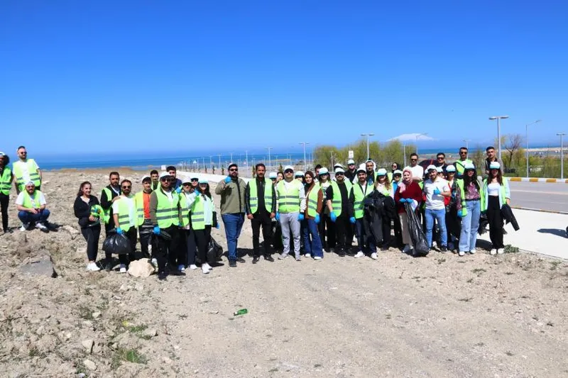Van Gölü sahilinde çöp toplama kampanyası