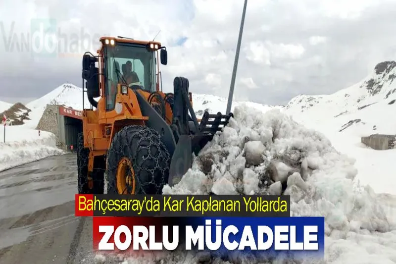 Bahçesaray'da Kar Kaplanan Yollarda Zorlu Mücadele