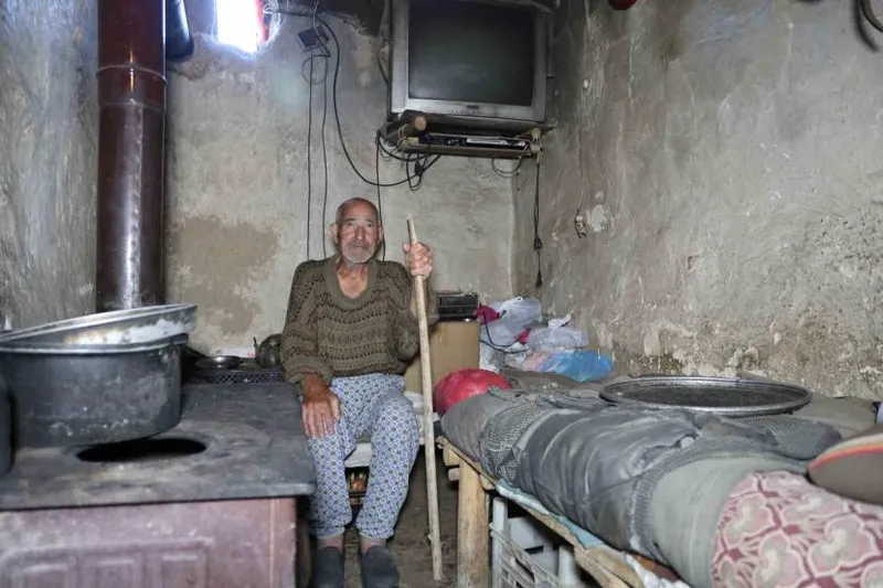 Ambulansa binerken ’Çizmelerim çıkarayım mı’ sözüyle gönülleri fethetti