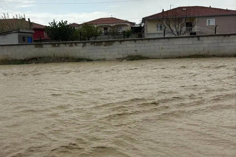 Vatandaşlar yağmur duasına çıktı: İlçeyi sel al