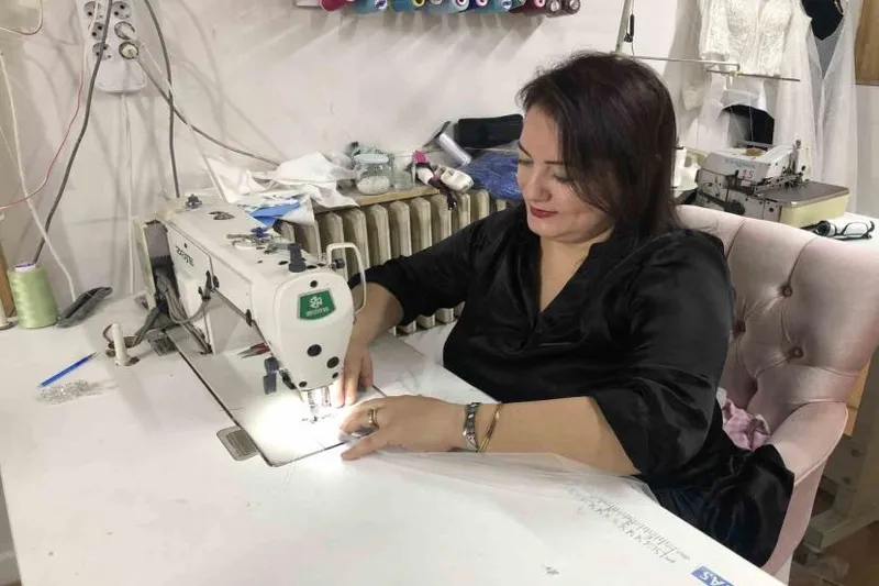 Asıl mesleğini bırakıp gelinlikçi oldu