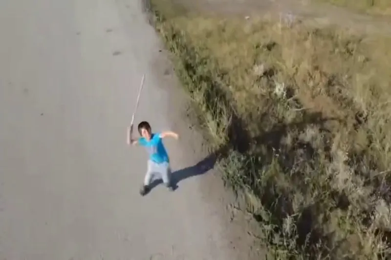 Minik Çoban Elindeki Sopa ile Drone'a Meydan Okudu!