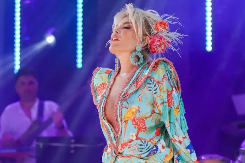 Ajda Pekkan sahnede içini döktü