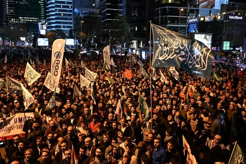 İsrail'in Sumud Filosu'na saldırısına karşı Türkiye'deki protestolar gece boyunca sürdü