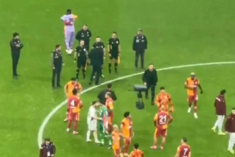 Okan Buruk, maç sonu hakemin elini sıkmadı