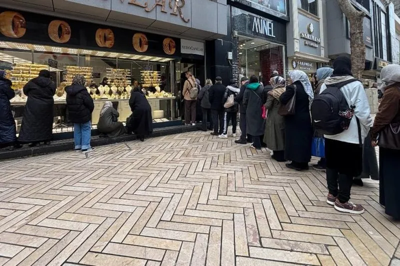 Altın fiyatları düşünce kuyruklar uzadı