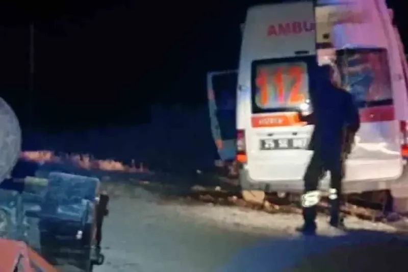 Ambulans traktöre çarptı: 4 yaralı
