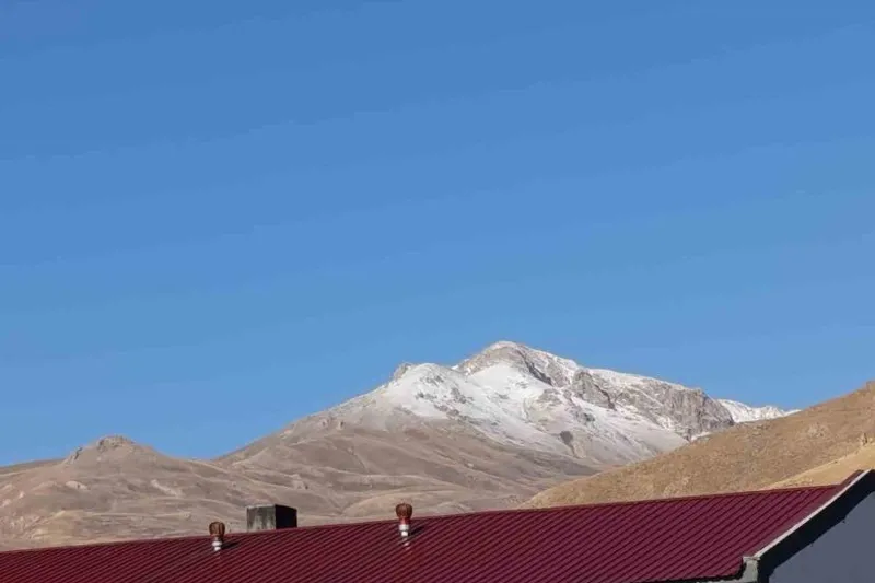 Başkale’de yüksek kesimlere kar yağdı