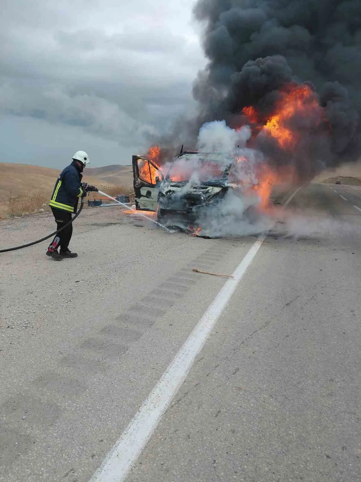 Van’da seyir halindeki kamyonet alev alev yandı