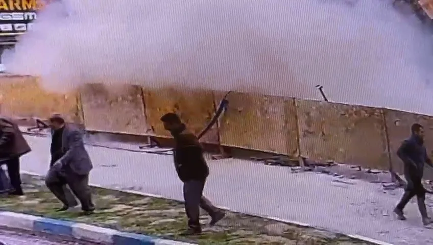 Van’da kazı alanının yanındaki lokantanın çökme anı güvenlik kamerasında