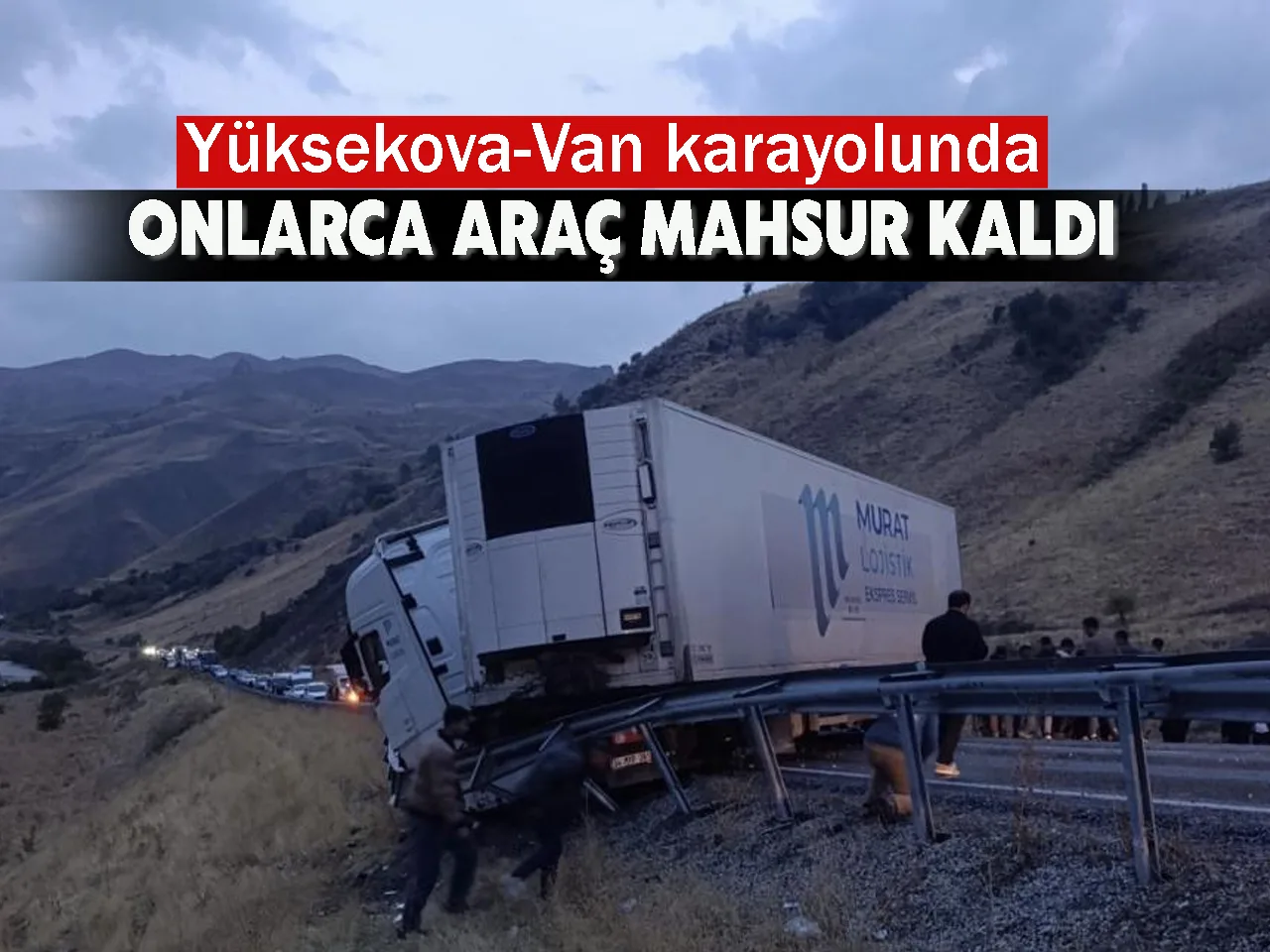 Yüksekova-Van karayolunda onlarca araç mahsur kaldı