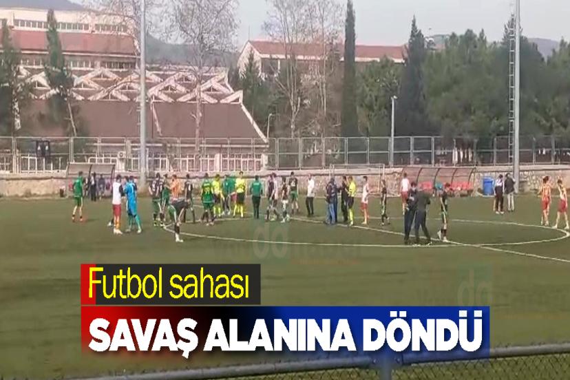 Futbol sahası savaş alanına döndü