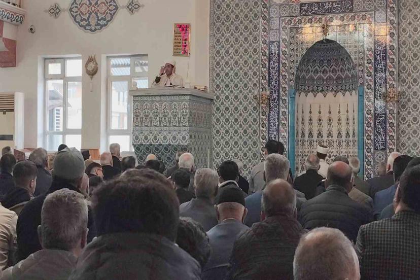 Erciş’te vatandaşlar bayram namazı için camileri doldurdu