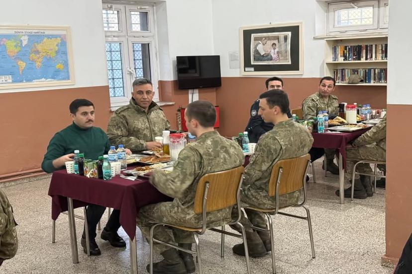 Kaymakam Bulut, sınırda Mehmetçik ile iftar açtı