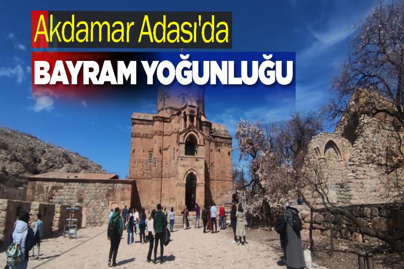 Akdamar Adası'da bayram yoğunluğu