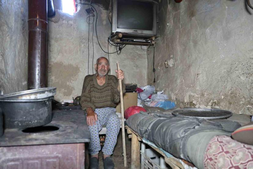 Ambulansa binerken ’Çizmelerim çıkarayım mı’ sözüyle gönülleri fethetti