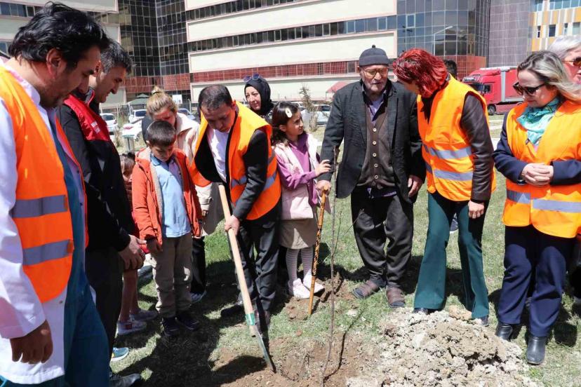 Van’da Alzheimer hastaları, nöroloji ve psikiyatri hastaları için meyve bahçesi oluşturdu