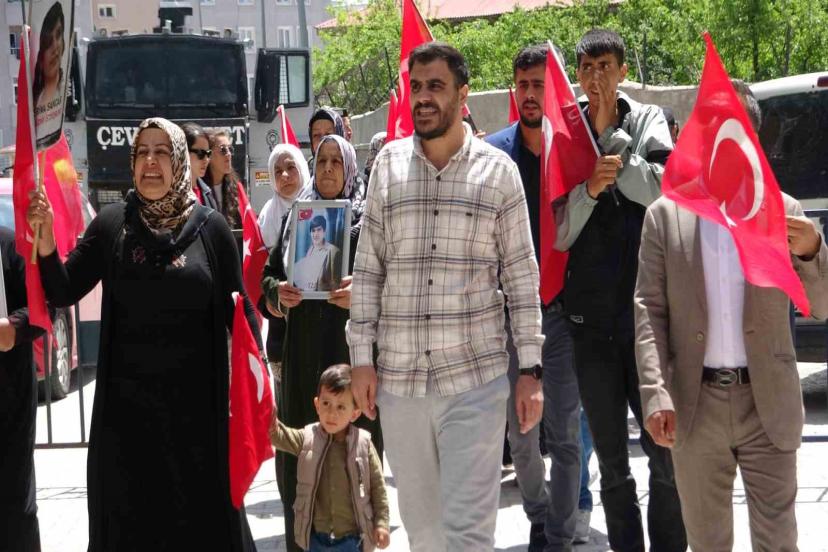 Evlat nöbetindeki aileler: "Umudumuzu kaybetmiyoruz"