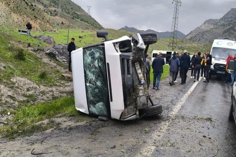 Hakkari'de Öğrenci Servisi Devrildi: Yaralılar Var!