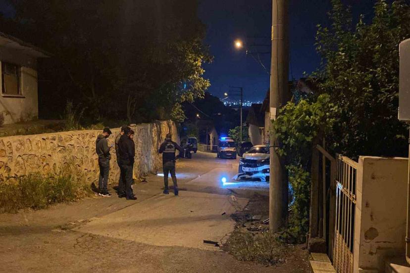 Kurşun yağmuruna tutulan otomobil kaza yaptı