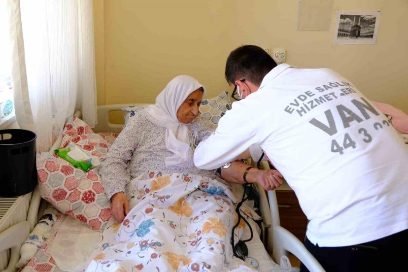Van’da bayram öncesi huzurevi sakinlerine sağlık hizmeti