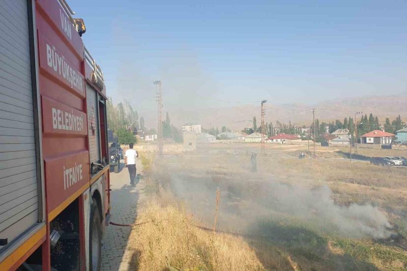 Başkale’de anız yangını