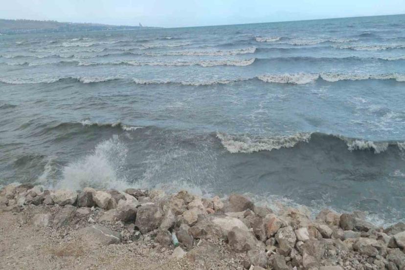 Van Gölü rüzgarla coştu: Dalgalar sahili dövdü