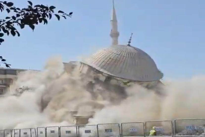 Van’da yarım asırlık camide kontrollü olarak yıkıldı