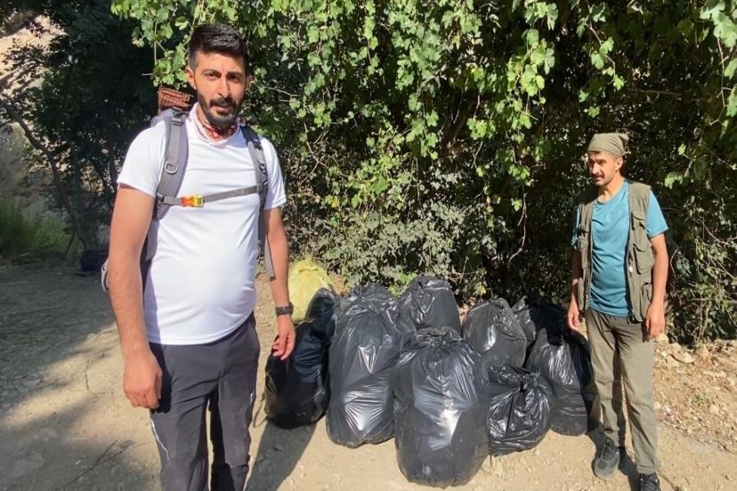 Hakkari’de Doğaseverler 13 torba çöp toplandı