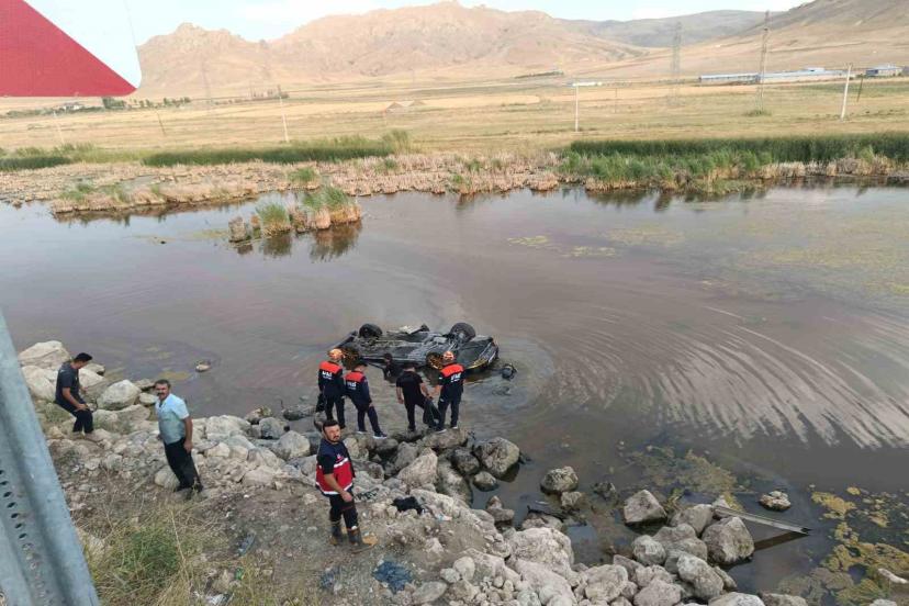 Sulak alana uçan otomobilden çıkarılan 3 kişi hastaneye kaldırıldı