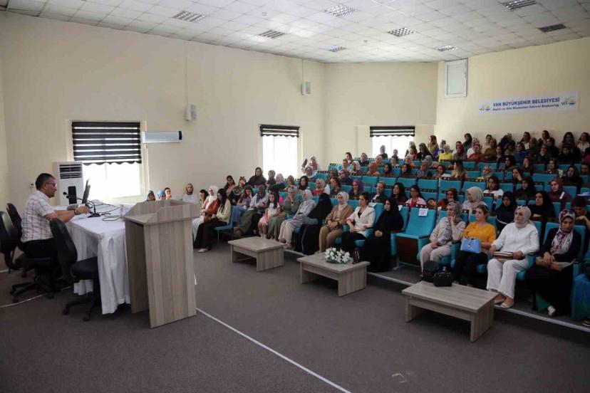 Van Büyükşehir Belediyesinden ADEM personellerine yönelik ’iş ahlakı’ semineri