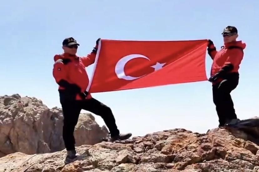 Van’da JAK ekipleri Erek Dağı zirvesinde Türk bayrağını dalgalandırdı