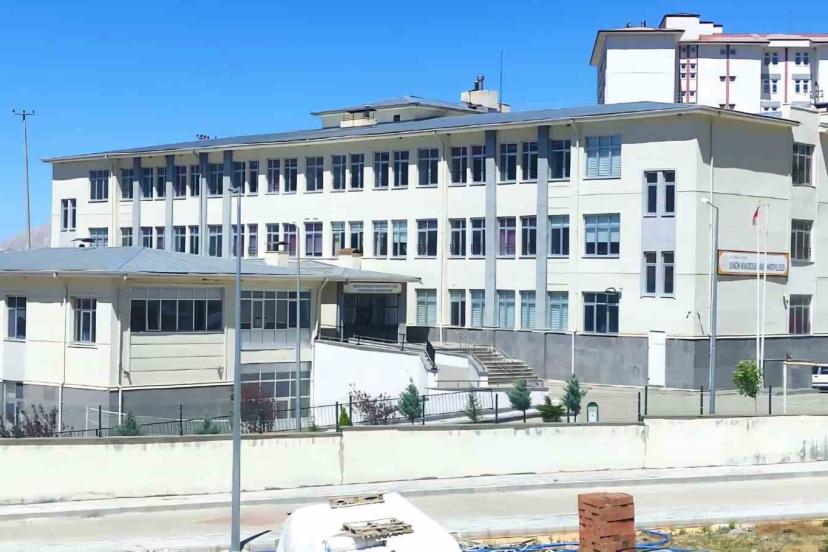 Okulda hem elektrik hem de sular yok