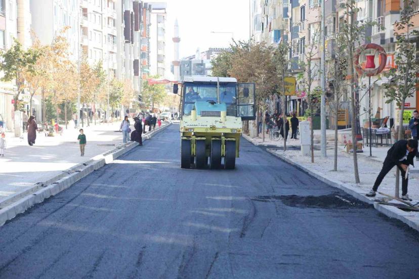 Suvaroğlu Caddesi’nde sıcak asfalt serimi yapılıyor