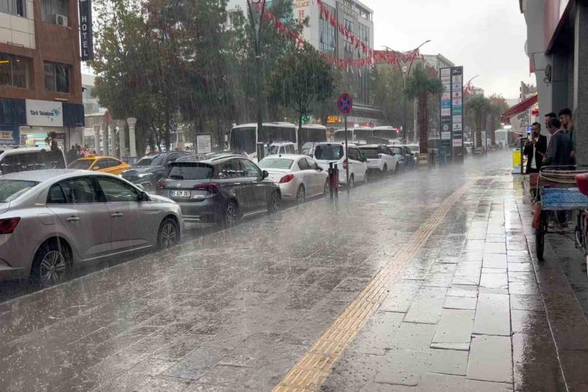Van’da sağanak yağış