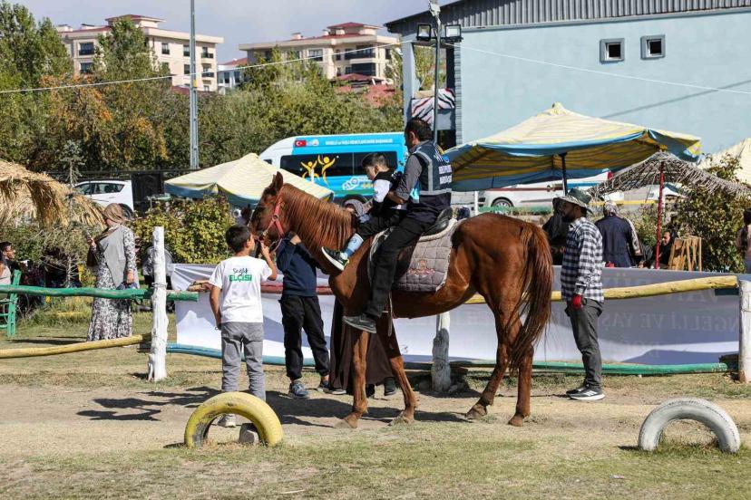 Van’daki özel çocuklar ata binmenin heyecanını yaşadı