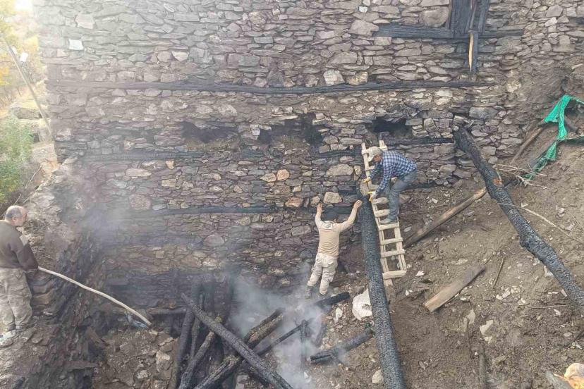 Bahçesaray’da odunluk yangını korkuttu