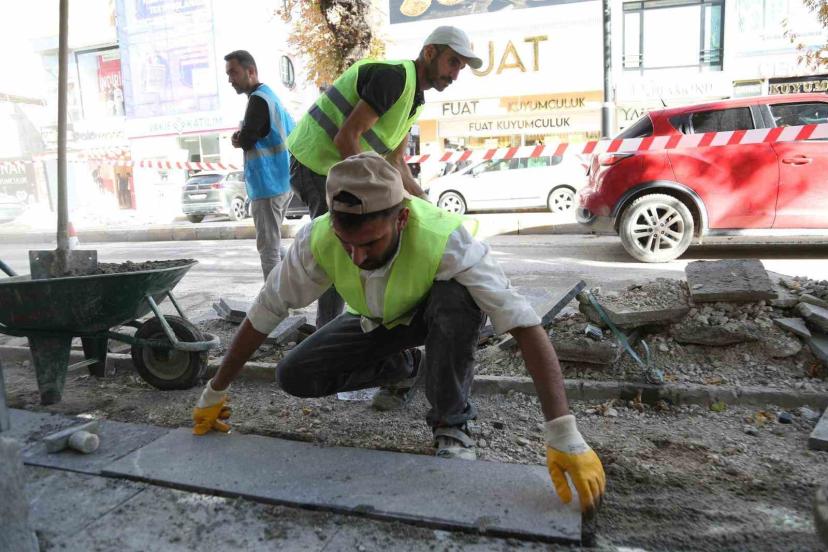 Cumhuriyet Caddesi’nde kaldırımlar yenileniyor