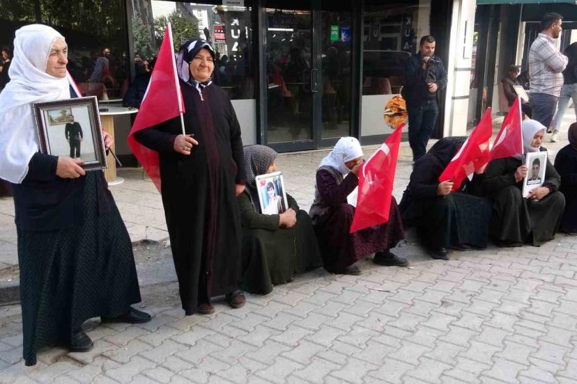 Evlat nöbetindeki annelerin umutlu bekleyişi sürüyor