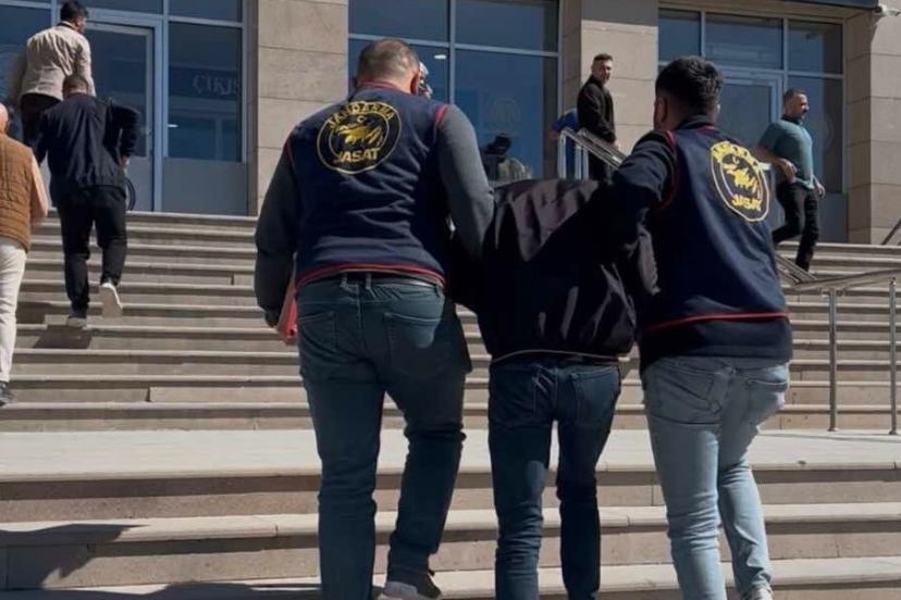 Van’da 25 yıl 9 ay hapis cezasıyla aranan yabancı uyruklu şahıs yakalandı